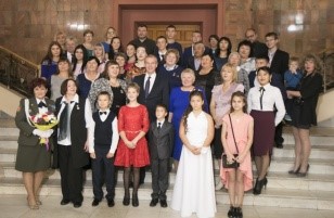Губернатор вручил Почетные знаки Иркутской области «Материнская слава» 11 жительницам Приангарья.jpg